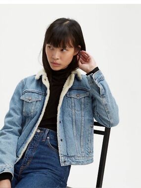Levi's Light Blue Denim Sherpa Trucker Jacket with Cream Sherpa Collar 581